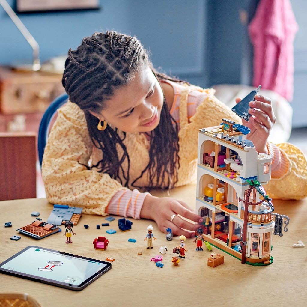 LEGO FRIENDS CASTELUL PENSIUNE 42638 - imagine 3