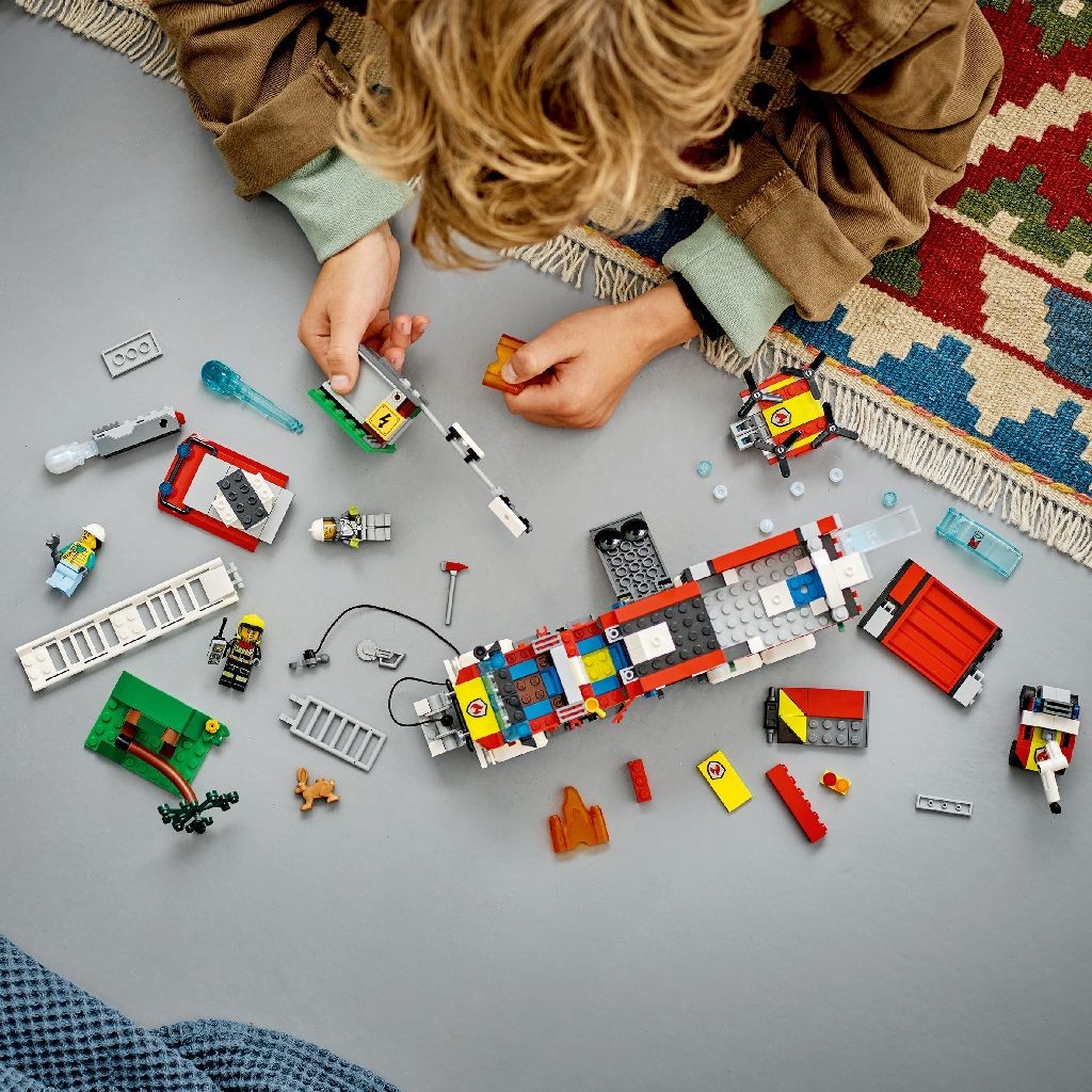 LEGO CITY MASINA UNITATII DE POMPIERI 60374 - imagine 4