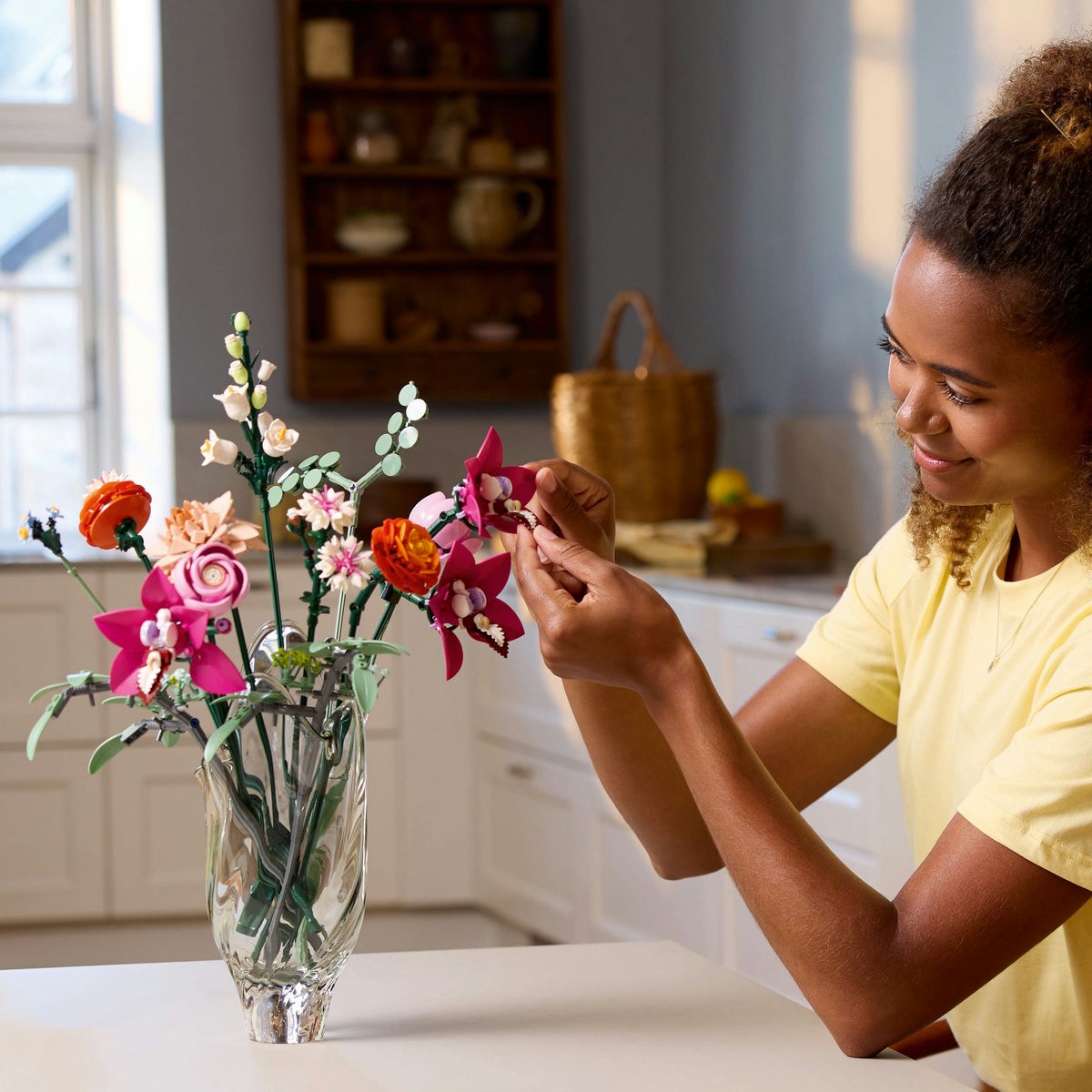 LEGO BOTANICALS BUCHET DE FLORI ROZ 10342 - imagine 10