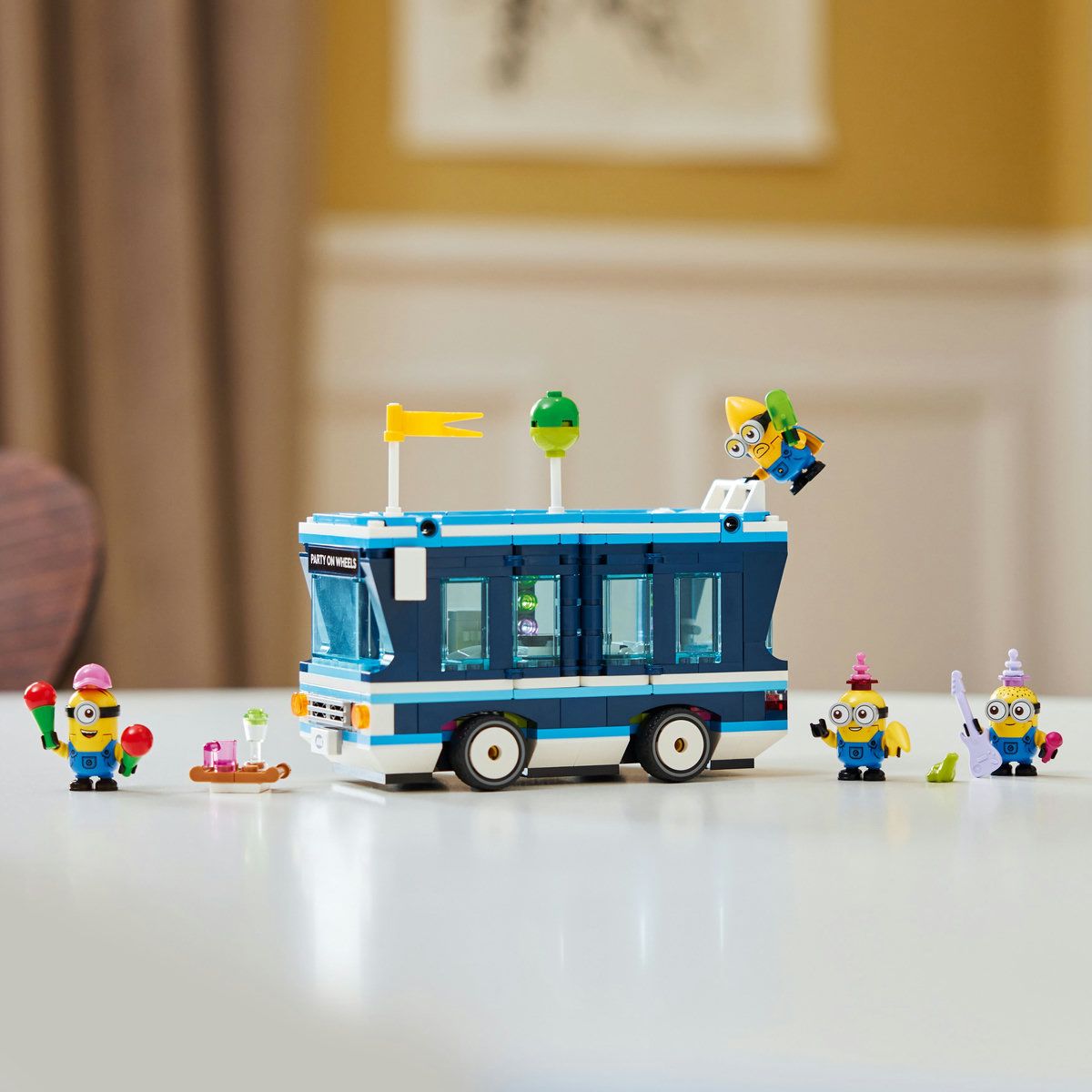 LEGO DESPICABLE ME4 AUTOBUZUL DE PETRECERE AL MINIONILOR 75581 - imagine 10