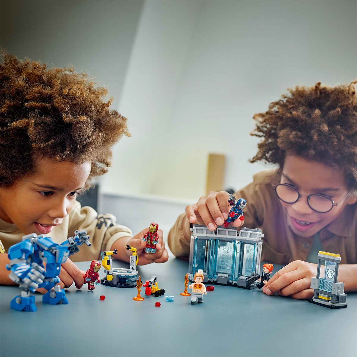 LEGO SUPER HEROES LABORATORUL LUI IRON MAN SALA ARMURILOR 76315 - imagine 3