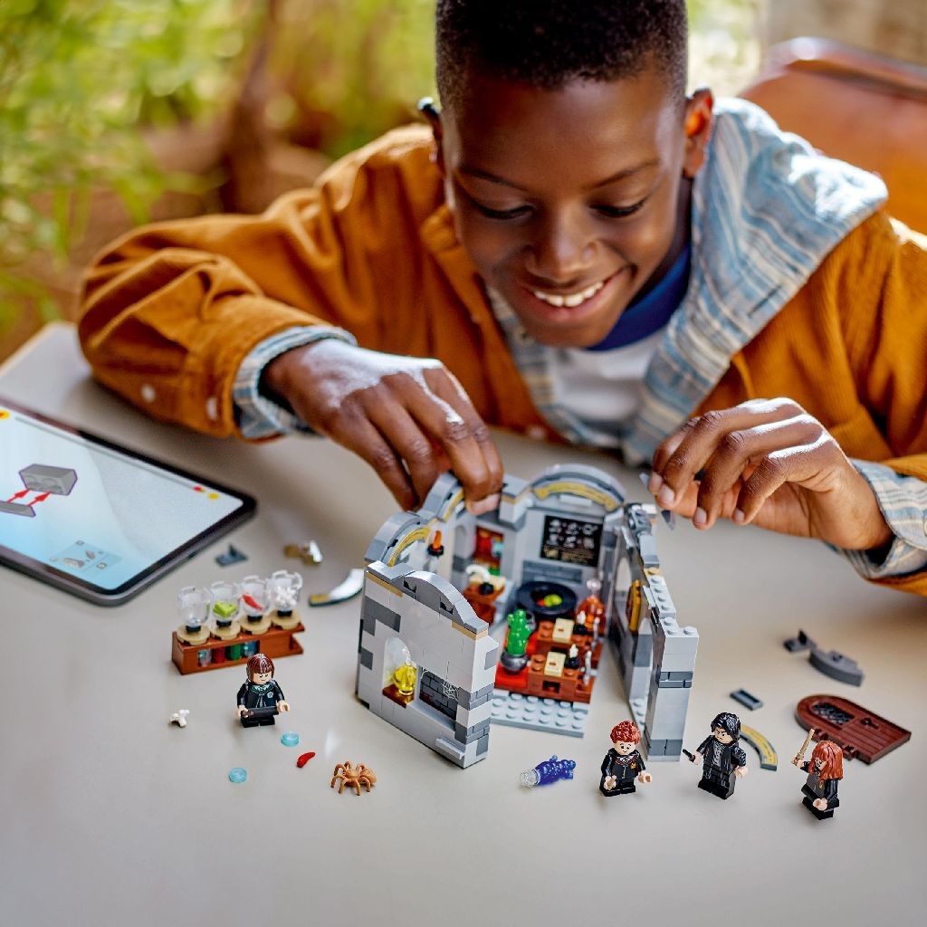LEGO HARRY POTTER TM CASTELUL HOGWARTS: LECTIA DE POTIUNI 76431 - imagine 4