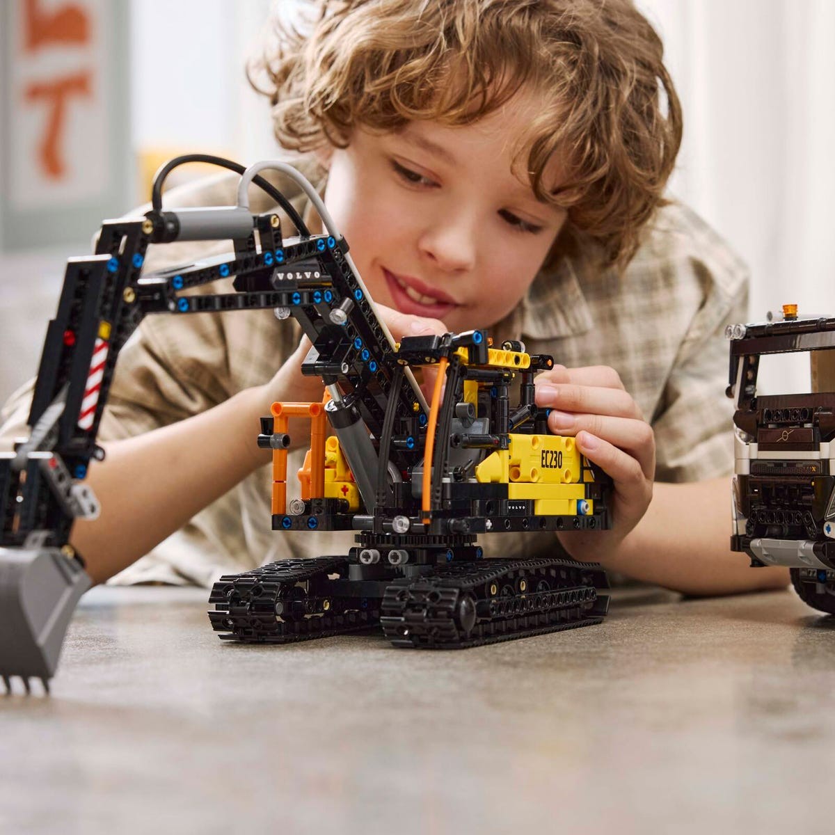 LEGO TECHNIC CAMIONUL FMX ȘI EXCAVATORUL ELECTRIC EC230 DE LA VOLVO 42175 - imagine 5