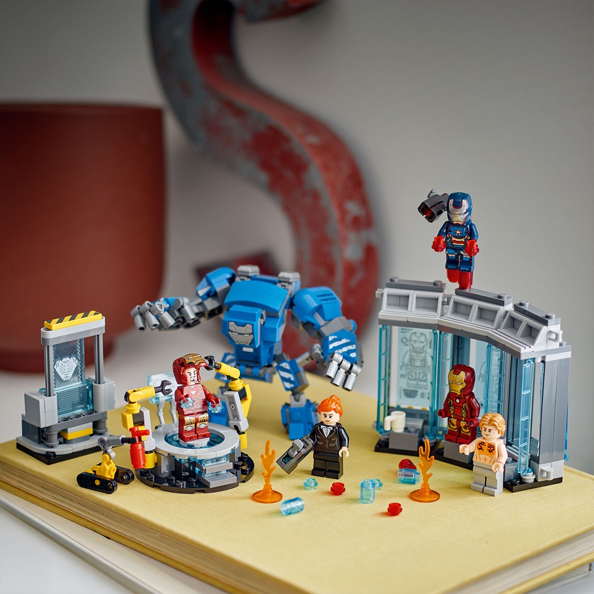 LEGO SUPER HEROES LABORATORUL LUI IRON MAN SALA ARMURILOR 76315 - imagine 5