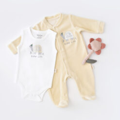Set Broscuta cu salopeta si body din 80%bumbac organic si 20% poliester – Crem, BabyCosy