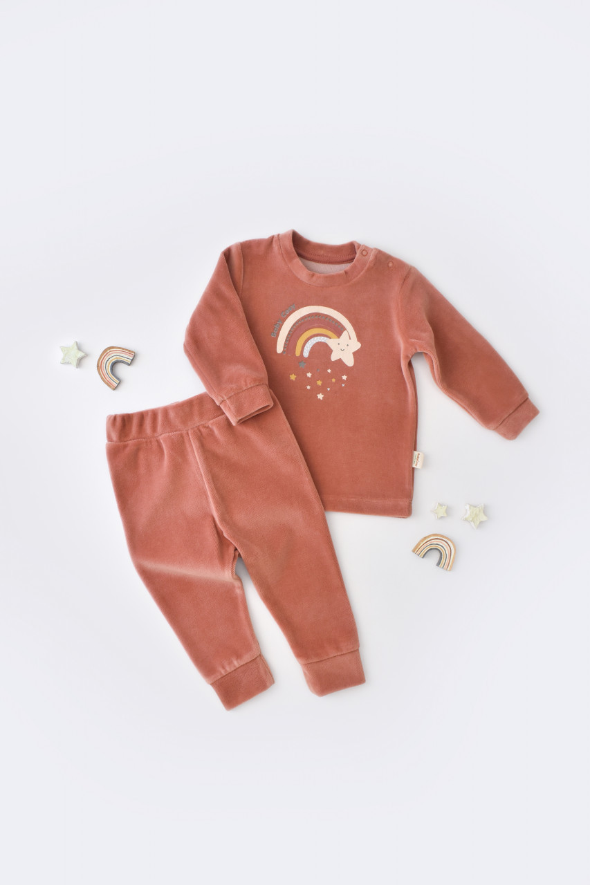 Set Curcubeu cu bluzita cu maneca lunga si pantaloni lungi din 80%bumbac organic si 20% poliester – Caramiziu, BabyCosy Set Curcubeu cu bluzita cu maneca lunga si pantaloni lungi din 80%bumbac organic si 20% poliester – Caramiziu, BabyCosy