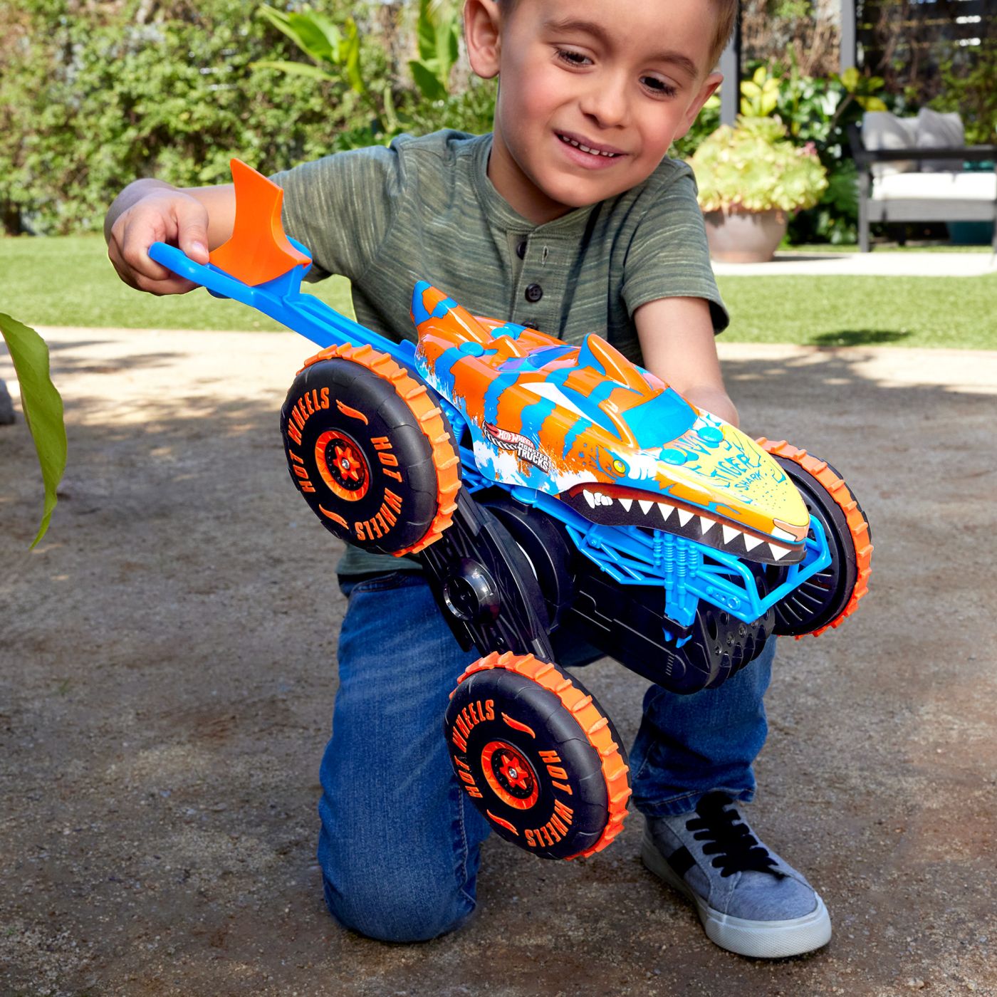 HOT WHEELS MONSTER TRUCK SHARKS VS DINOS MASINA CU TELECOMANDA TIGER SHARK CLIMBER - imagine 3