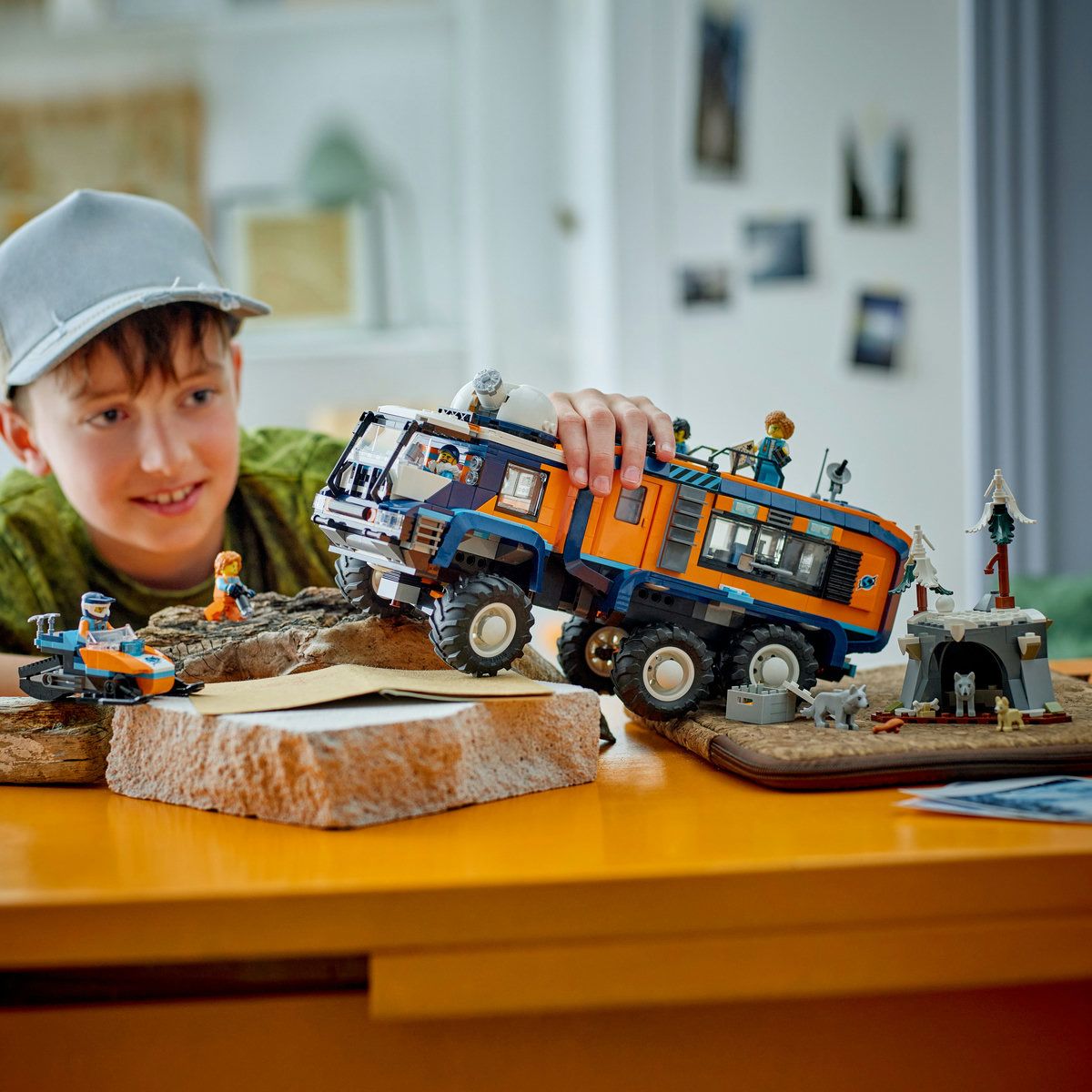 LEGO CITY CAMIONUL LABORATOR STIINTIFIC AL EXPLORATORILOR ARCTICI 60471 - imagine 4