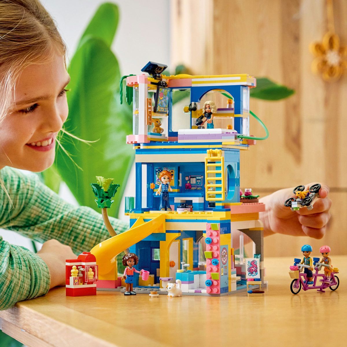 LEGO FRIENDS CLUBUL PRIETENILOR DIN ORASUL HEARTLAKE 42689 - imagine 4