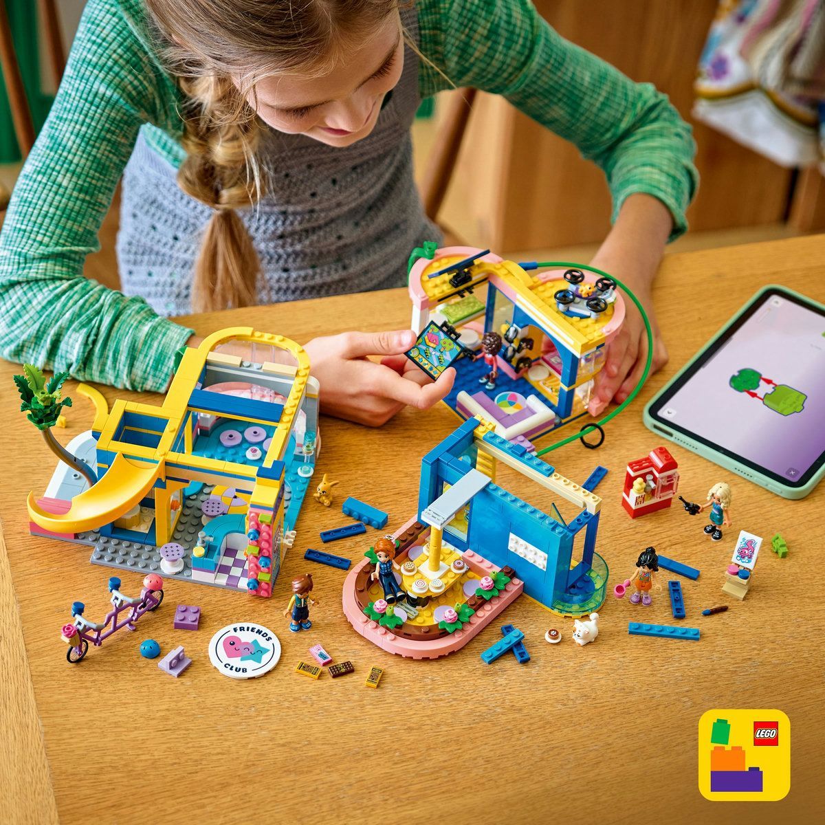 LEGO FRIENDS CLUBUL PRIETENILOR DIN ORASUL HEARTLAKE 42689 - imagine 5